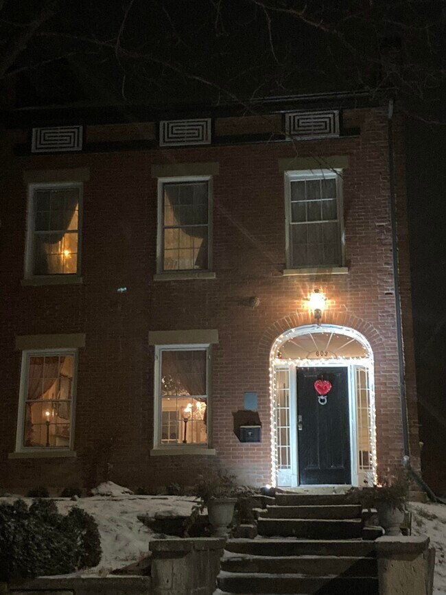 Building Photo - 603 S Bench St