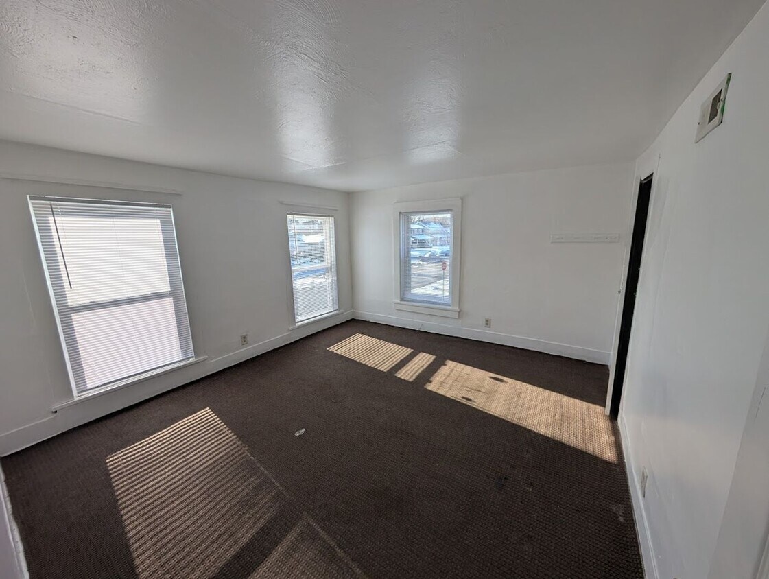 Foto del edificio - 3-Bedroom, 1.5-Bathroom Side-by-Side Duplex – $1,100/Month