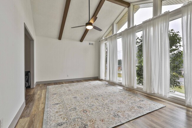 Foto del edificio - 5011 Pineview Terrace
