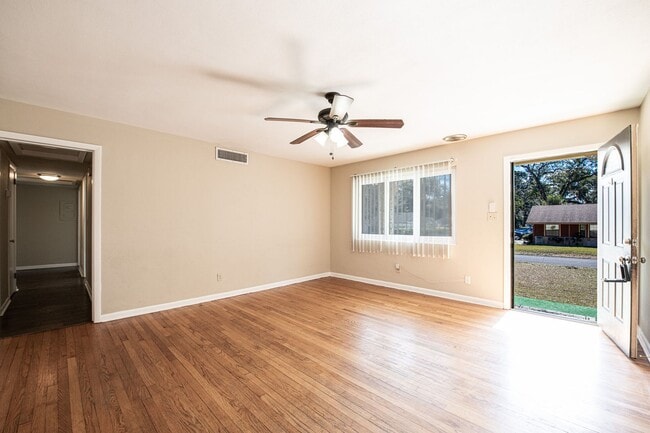 Foto del edificio - Great Florida Home with Garage in the Hear...