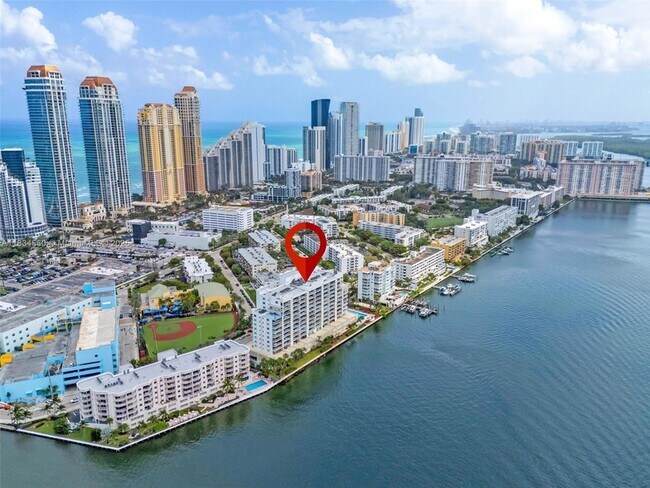Foto del edificio - 18100 N Bay Rd
