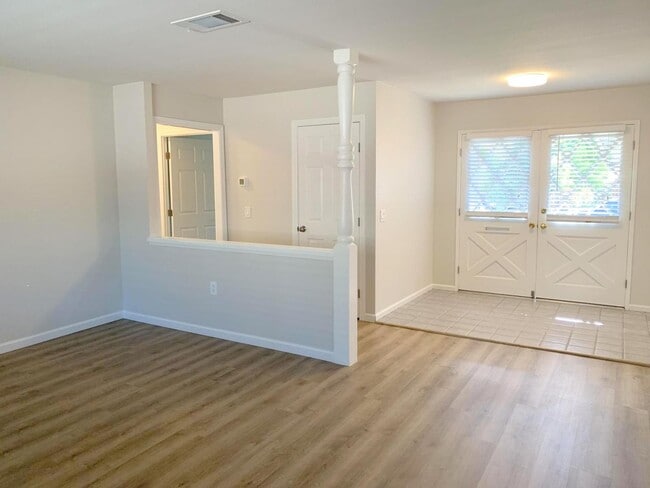Building Photo - NEW PRICE ! Newly updated single level det...
