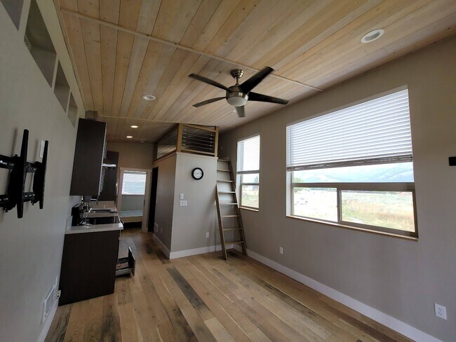 Building Photo - 205 Cottage Ln
