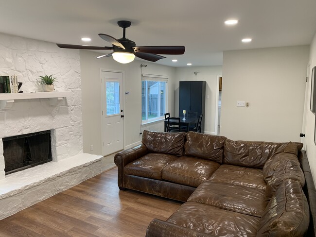 Living Room - 13707 Oak Cabin