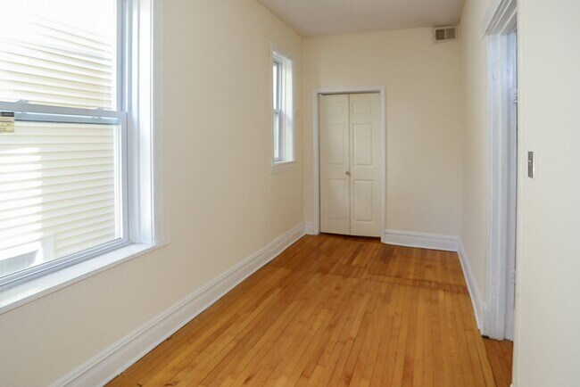 Foto del edificio - 2326 N Southport Ave