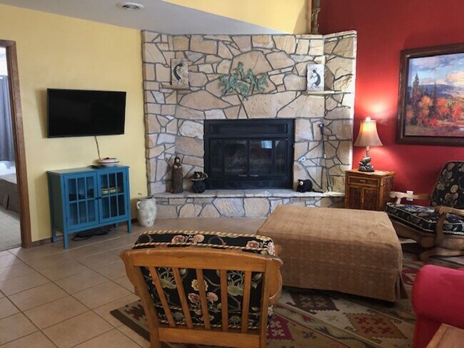 Building Photo - Three Bedroom Townhome in Gated Community