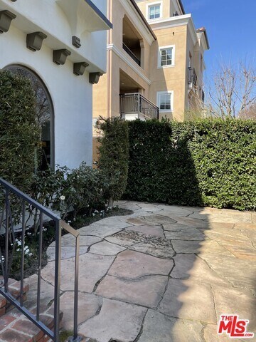 Foto del edificio - 321 1/2 S Reeves Dr