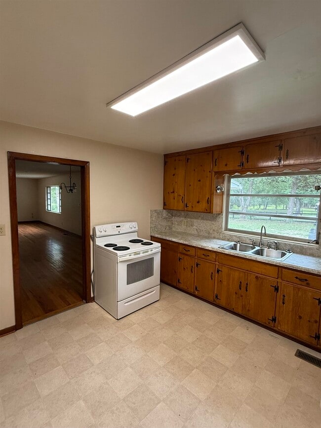 Building Photo - 5525 Springhill Rd