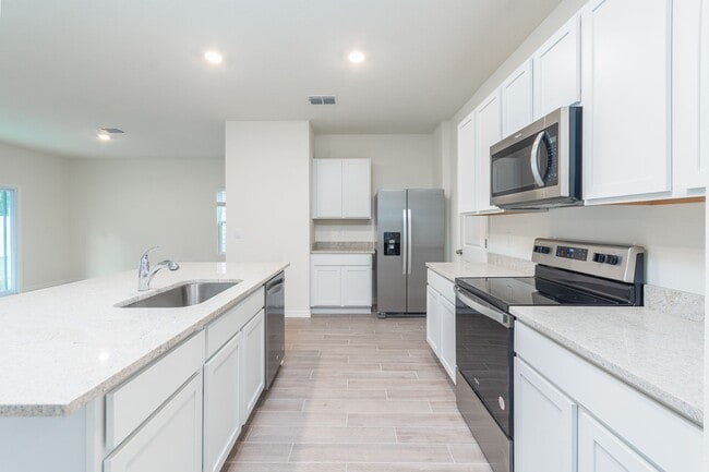 Building Photo - Beautiful 4 Bed, 2.5 Bath Home in the Desi...