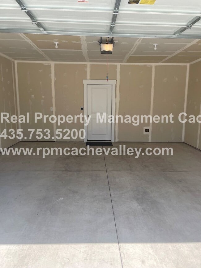 Building Photo - 566 N 245 E