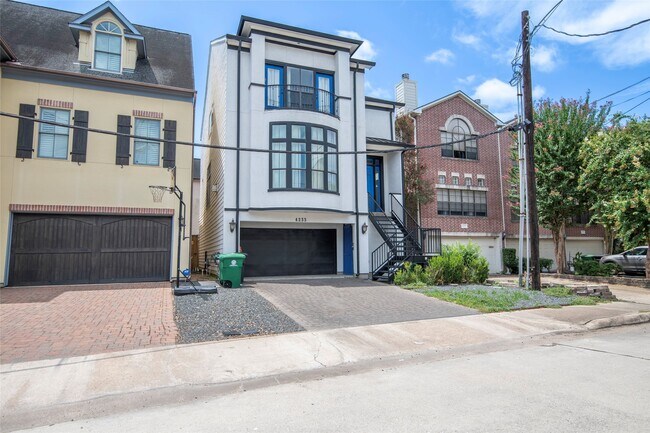 Foto del edificio - 4233 Childress St