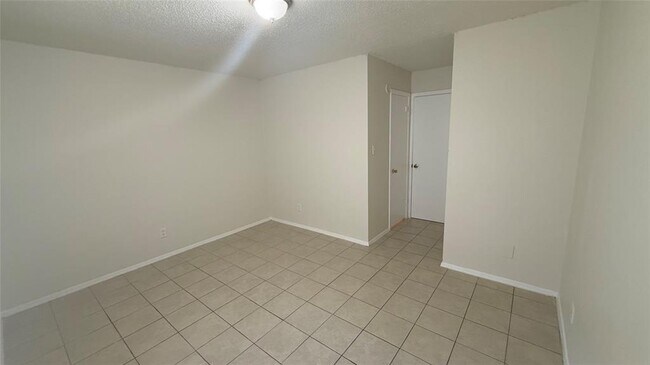 Foto del edificio - 8210 Sam Rayburn Dr
