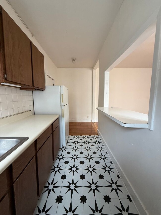 Building Photo - Nice, Sunny, Sunny, Spacious and Affordable Allston 2 Bed Available NOW.  NO FEE