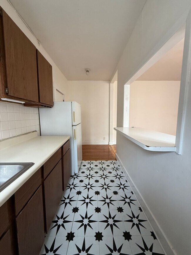 Foto del edificio - Nice, Sunny, Sunny, Spacious and Affordable Allston 2 Bed Available NOW.  NO FEE