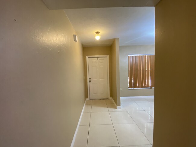 Foto del edificio - 4302 Santa Barbara Blvd S