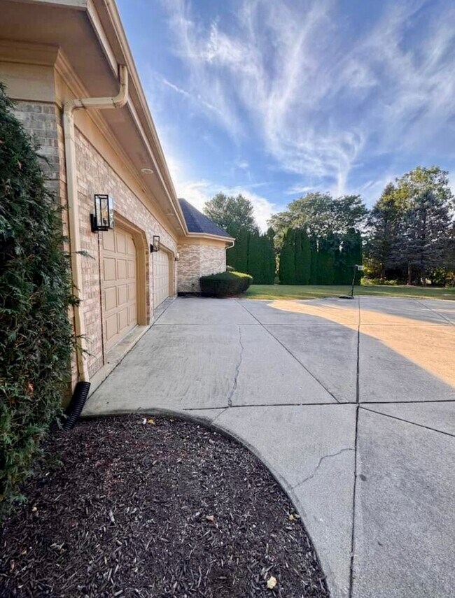 Building Photo - 8S210 Stonehedge Dr