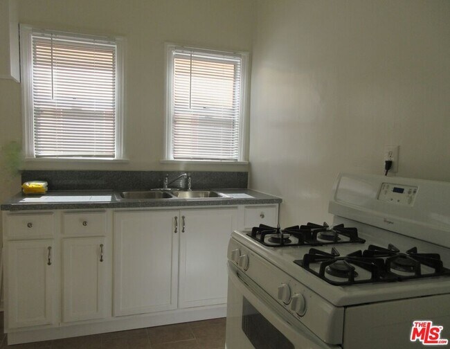 Building Photo - 2534 Vineyard Ave
