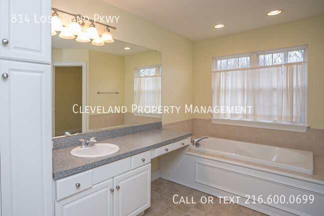 Foto del edificio - 814 Lost Pond Pkwy