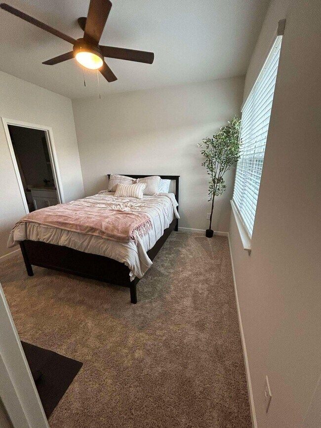 Foto del edificio - 6021 Caprera Way