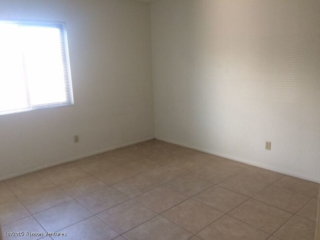 Building Photo - 940 N Alvernon Way