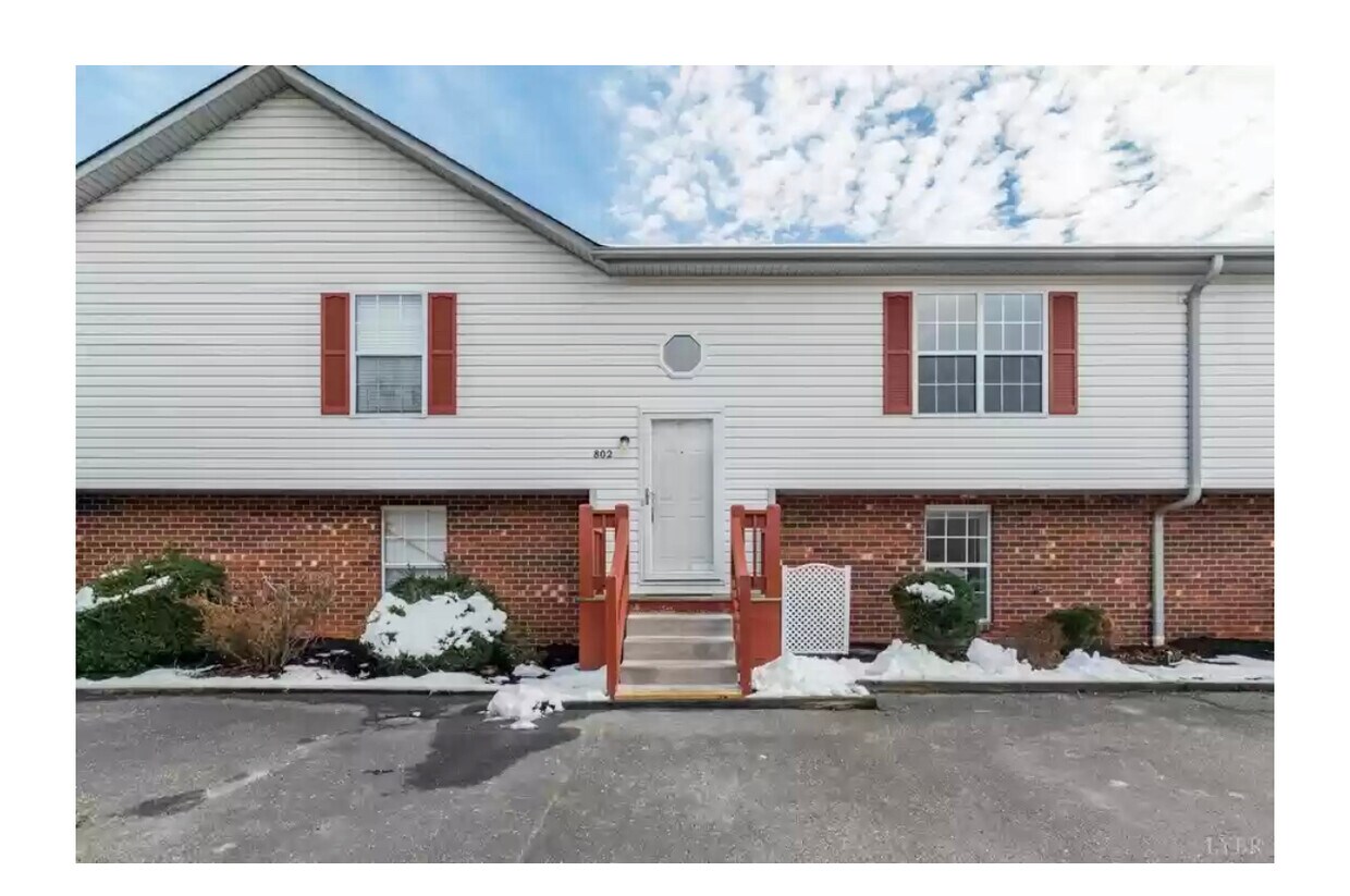 Primary Photo - 802 Goose Meadow Dr