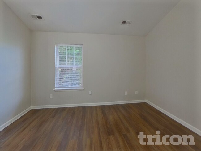 Foto del edificio - 842 Lakehill Rd