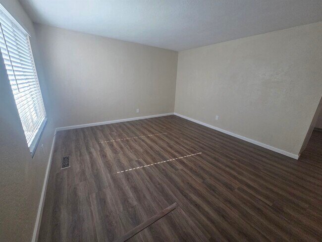 Foto del edificio - 20077 Redwood Rd