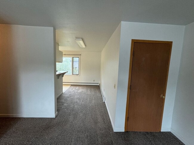 Building Photo - 2 BD, 1 BA Apartment Nestled Back on a Culd-de-Sac