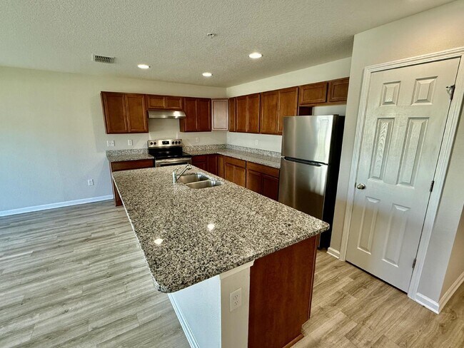 Building Photo - Large 2/2 Apartment Available for Rent