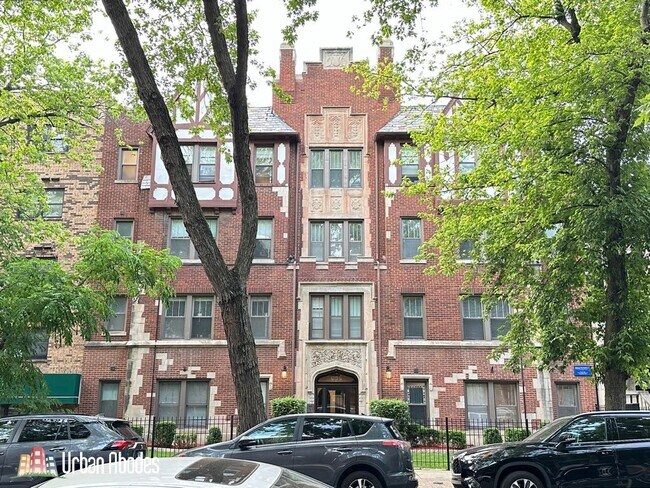 Building Photo - 648 W Wrightwood Ave