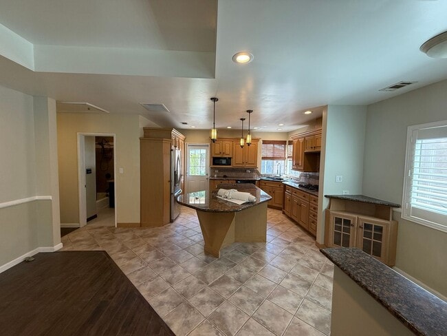 Foto del edificio - Charming 2-Bedroom Front House in Prime Lakewood Location