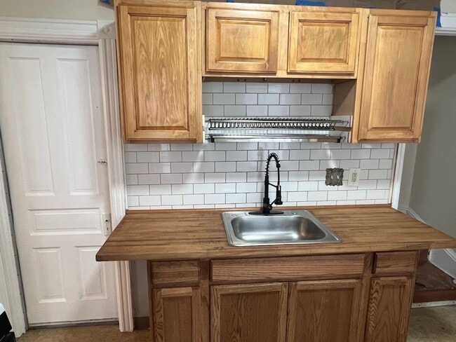 Building Photo - Spacious 5 Bedroom/ 2 Bath House for Rent