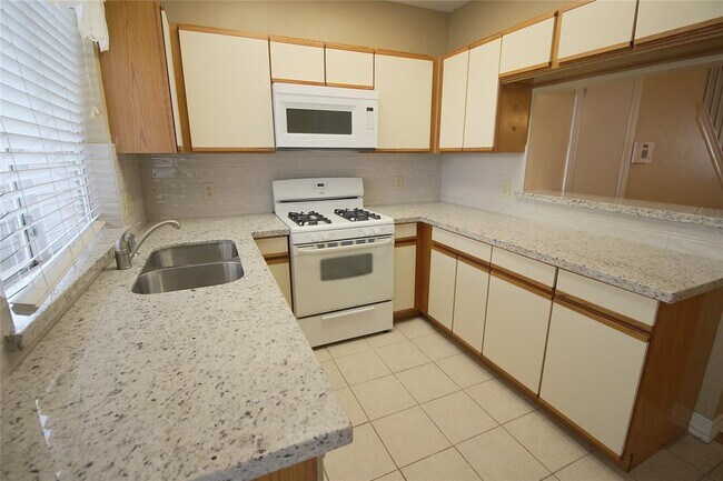 Foto del edificio - 2910 Grants Lake Blvd
