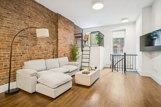 Building Photo - 125 E 83rd St