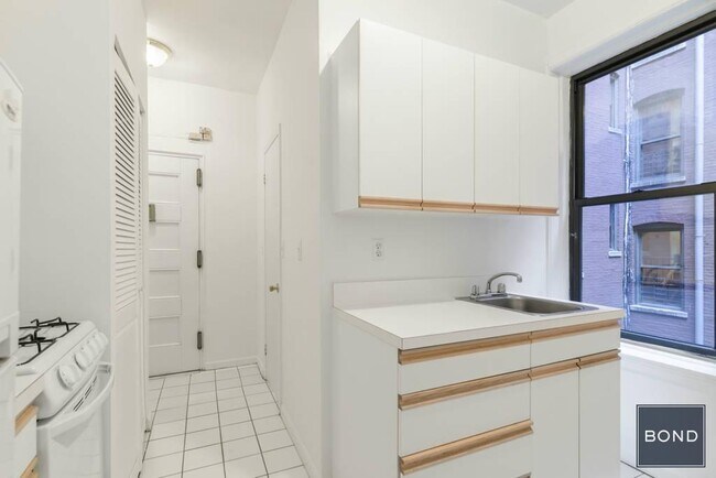Building Photo - 419 E 73rd St
