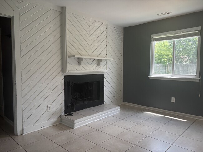 Building Photo - 1372 Riverside Dr