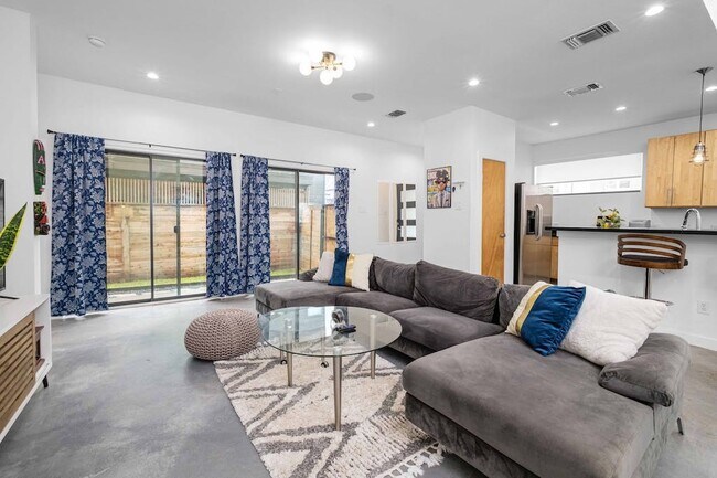 Foto del edificio - 6101 Toscana Ave