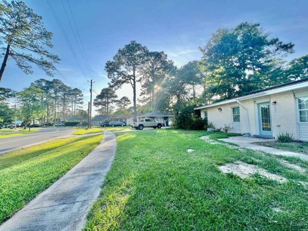 Building Photo - 805 Meadow Ln