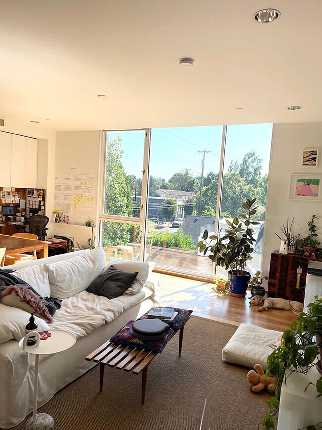Sala de estar con televisor y un cómodo sillón. Bright semáforo. Ventana hacia el este. - 2530 SE 26th Ave