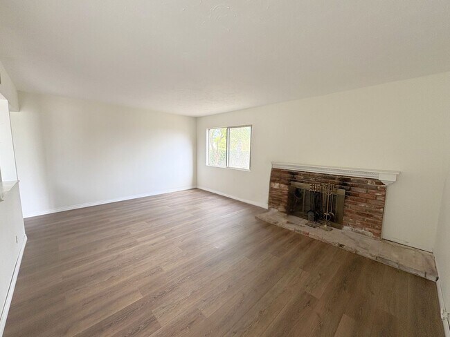 Foto del edificio - Coming Soon! Red Hill Home 11/01/25