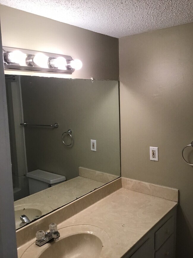 Foto del edificio - Newly Remodeled Smart Home. Self-Tour Today!