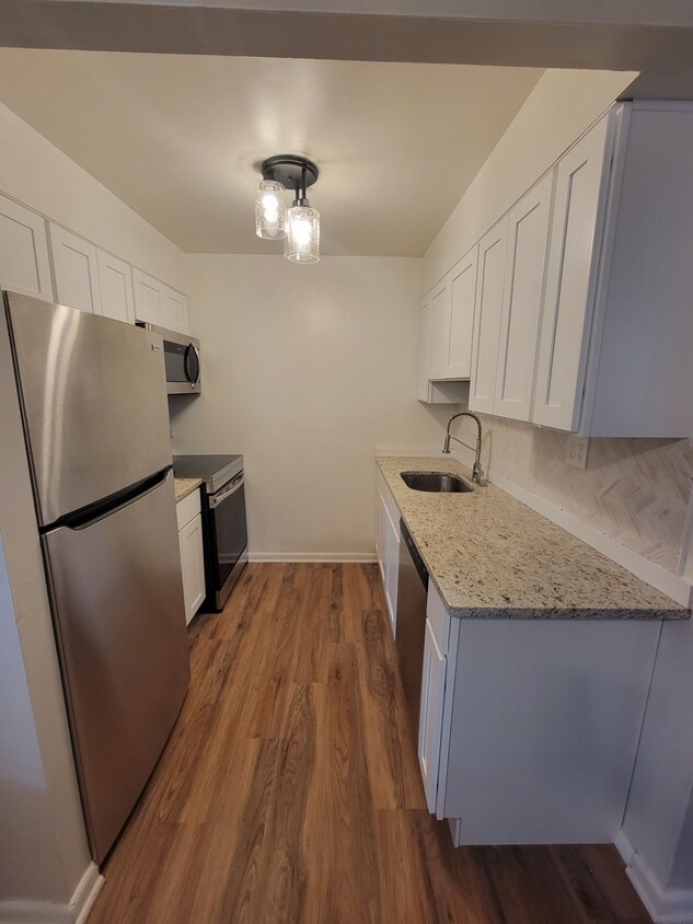 Renovated 1 Bedroom - Rosewood Apartments