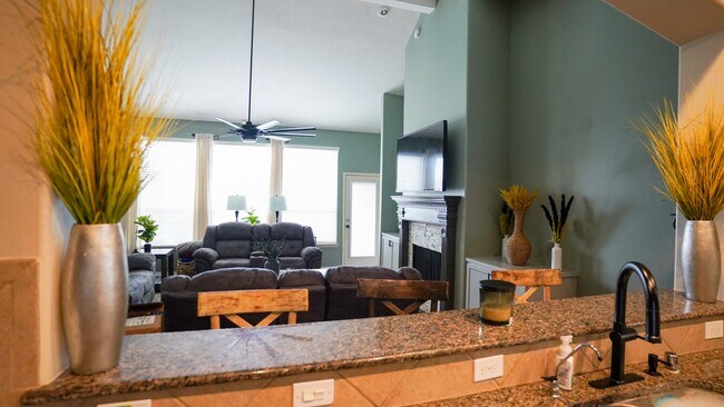 Building Photo - 2109 Mooncrest Dr