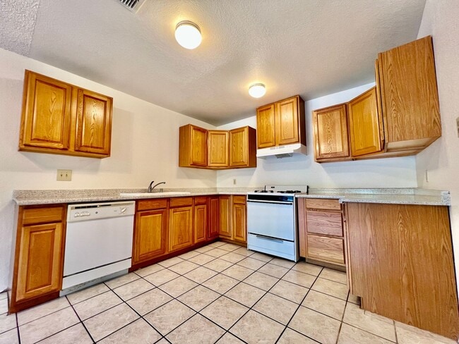 Building Photo - AVAILBLE NOW!! 2 Bed / 1 Bath Apartment in...