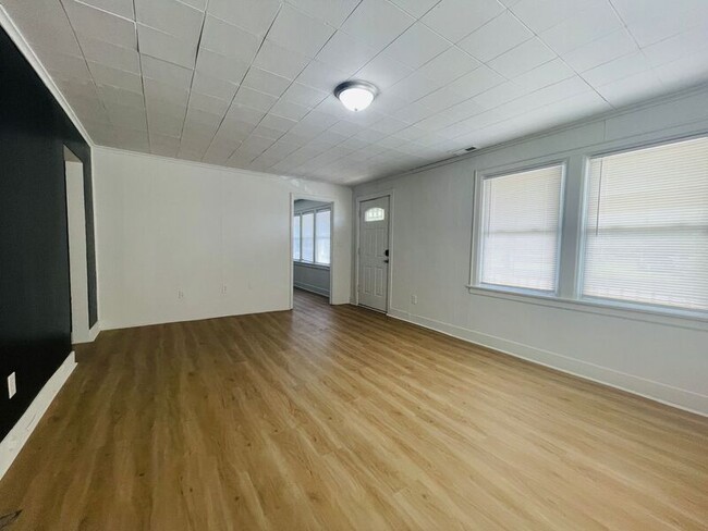 Building Photo - 204 E Gudgell Ave