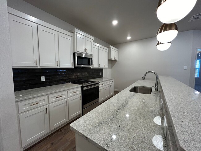 Foto del edificio - Luxury Townhome in Abbey Glen Community!