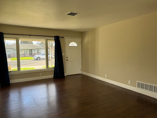 Foto del edificio - Midtown Stockton, Three Bed, One Bath, One Car Garage.