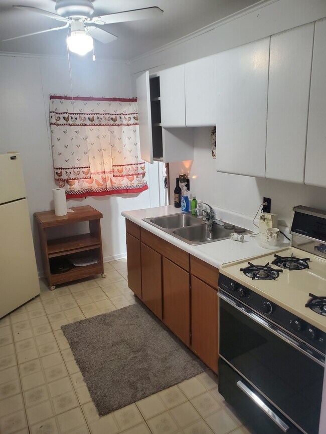 Kitchen - 6656 Bellefontaine Ave