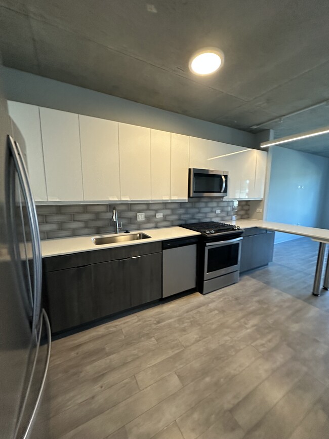 Building Photo - 1025 W Addison St