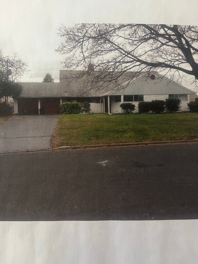 Sprawling 3BR 2 BA Brick Front Levittown County Clubber Spacious, Well maintained - 35 Red Berry Rd